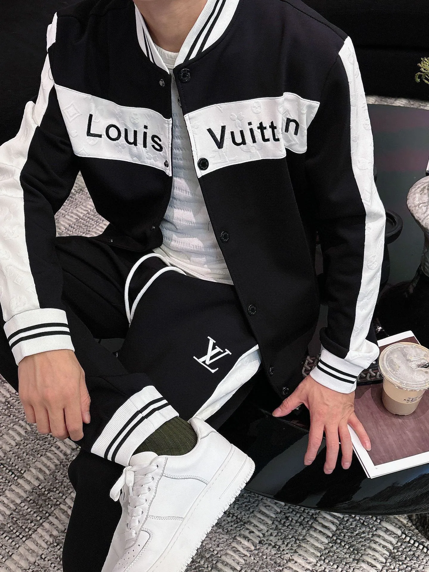 🅿️720 [LV Louis Vuitton] hot-selling suit is coming. Focus on the original version of the official website. 2025 new hot-selling cardigan and sweatshirt suit. The original order is the best. 🇭🇰The meticulous work of top designers. It has a fitting and perfect upper body effect. All-natural high-quality Tencel Roman cotton 100%, close-fitting comfort, noble and elegant! Original hardware embodies elegance and nobility! Counter size: M-3XL (maximum wear up to 190 pounds)